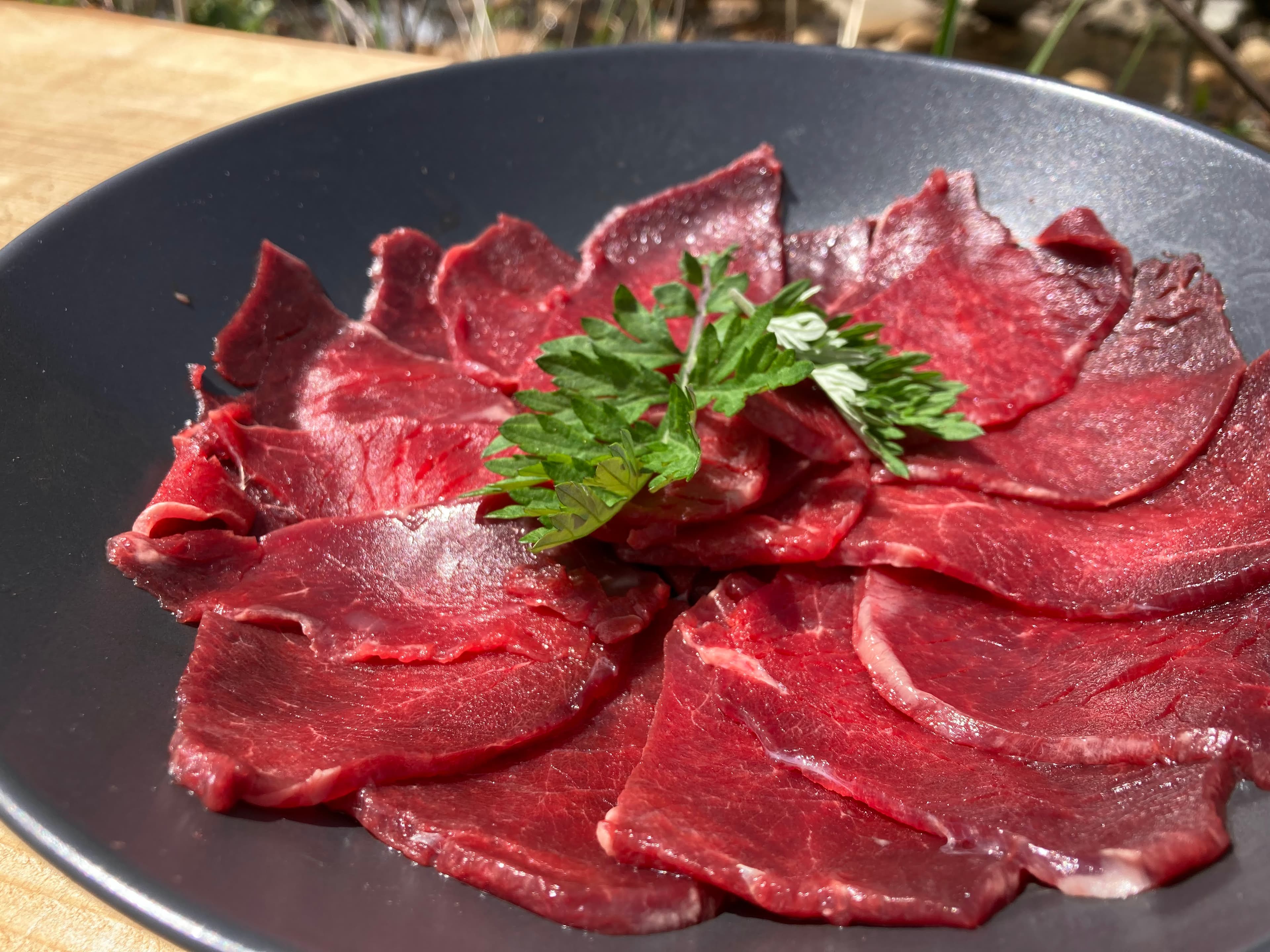 スライスされた色川産鹿肉